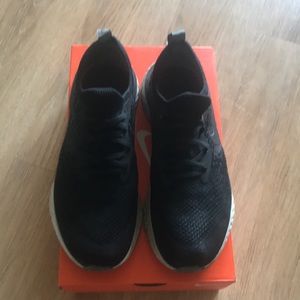 Nike Epic React Flyknit - B/W